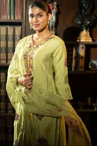 Women Floral Embroidered Regular Thread Work Kurta with Trousers & With Dupatta