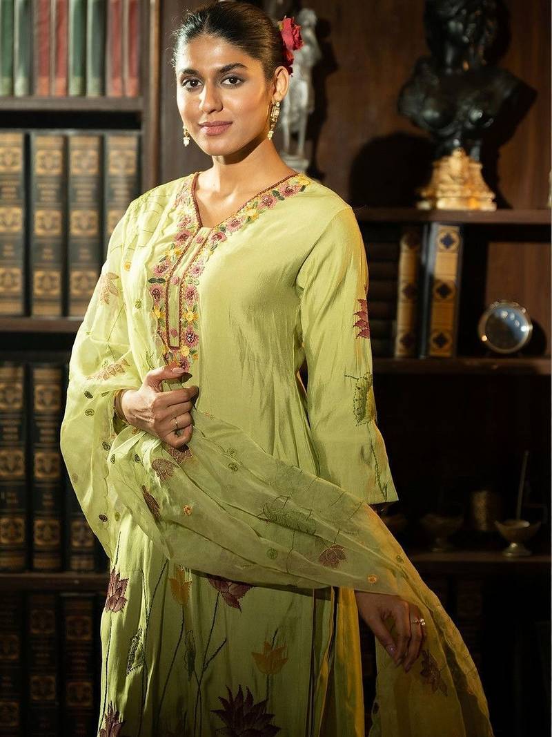 Women Floral Embroidered Regular Thread Work Kurta with Trousers & With Dupatta