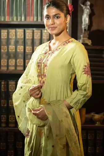 Women Floral Embroidered Regular Thread Work Kurta with Trousers & With Dupatta