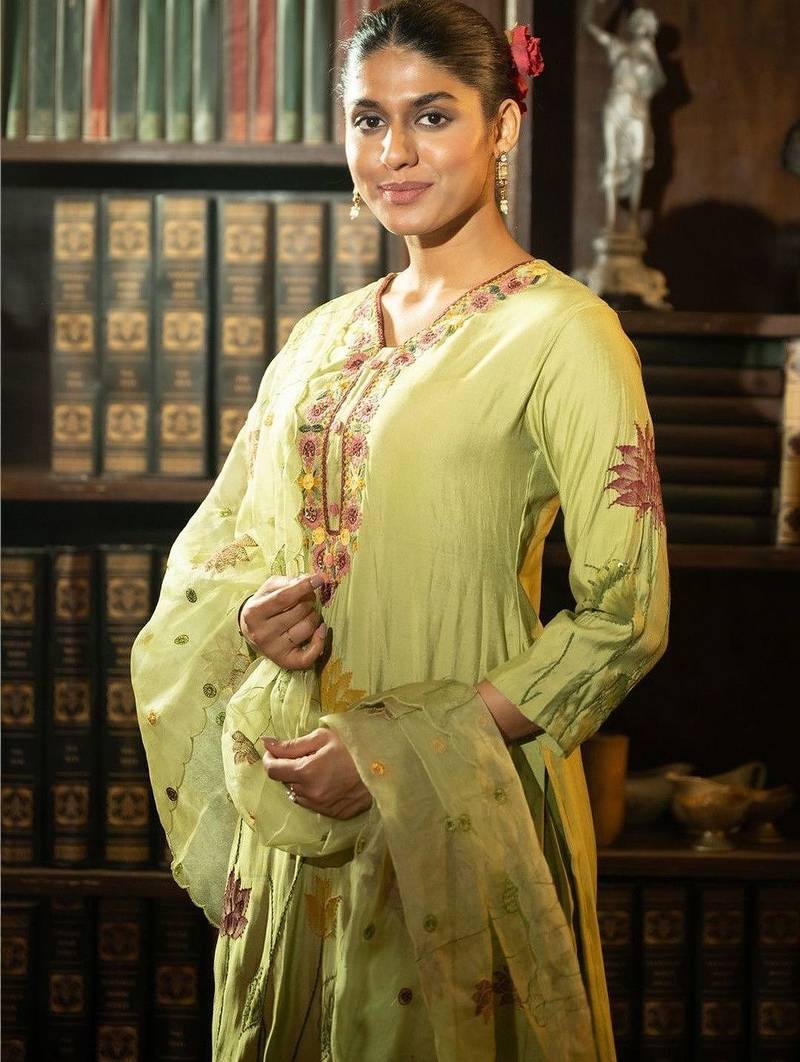 Women Floral Embroidered Regular Thread Work Kurta with Trousers & With Dupatta