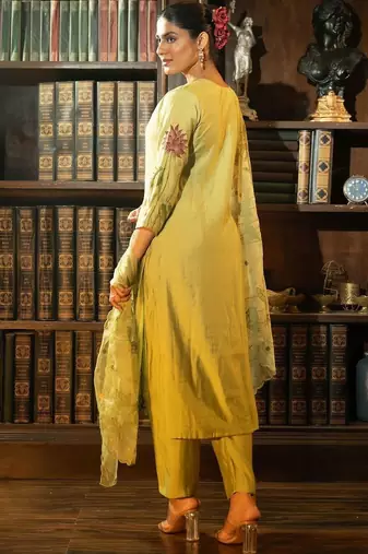 Women Floral Embroidered Regular Thread Work Kurta with Trousers & With Dupatta