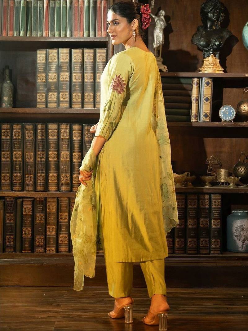 Women Floral Embroidered Regular Thread Work Kurta with Trousers & With Dupatta