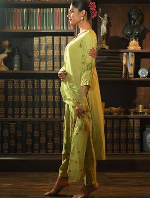 Women Floral Embroidered Regular Thread Work Kurta with Trousers & With Dupatta 5