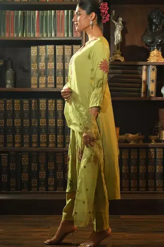 Women Floral Embroidered Regular Thread Work Kurta with Trousers & With Dupatta