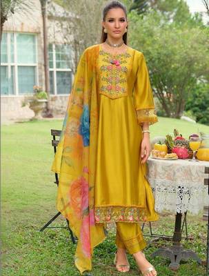 Women Floral Embroidered Regular Thread Work Kurta with Trousers & With Dupatta 1