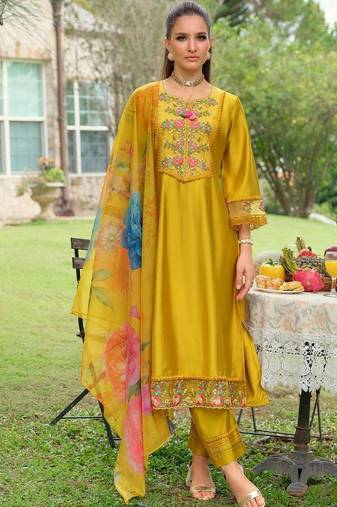 Women Floral Embroidered Regular Thread Work Kurta with Trousers & With Dupatta