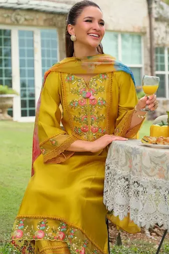 Women Floral Embroidered Regular Thread Work Kurta with Trousers & With Dupatta