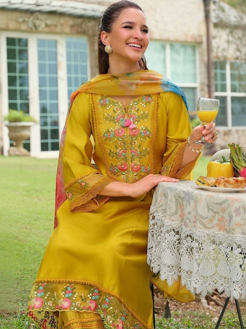 Women Floral Embroidered Regular Thread Work Kurta with Trousers & With Dupatta