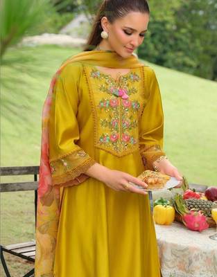 Women Floral Embroidered Regular Thread Work Kurta with Trousers & With Dupatta 3