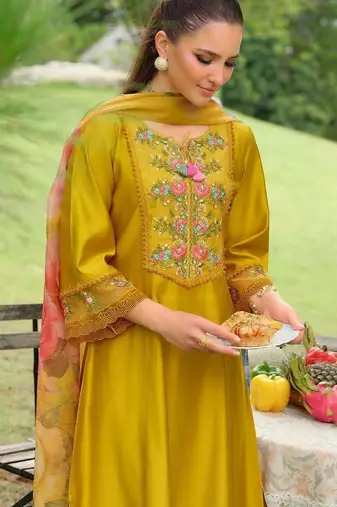 Women Floral Embroidered Regular Thread Work Kurta with Trousers & With Dupatta