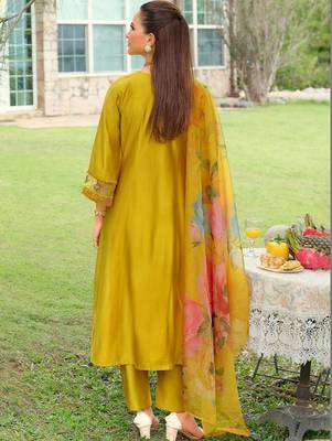 Women Floral Embroidered Regular Thread Work Kurta with Trousers & With Dupatta 4