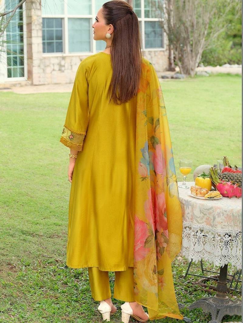 Women Floral Embroidered Regular Thread Work Kurta with Trousers & With Dupatta