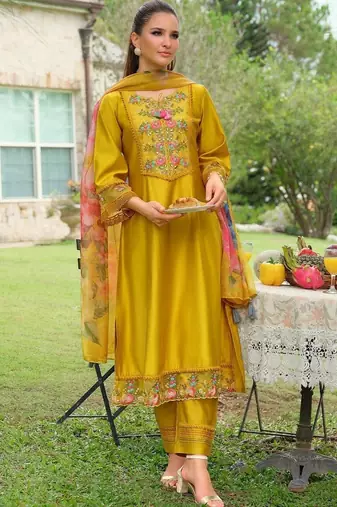 Women Floral Embroidered Regular Thread Work Kurta with Trousers & With Dupatta
