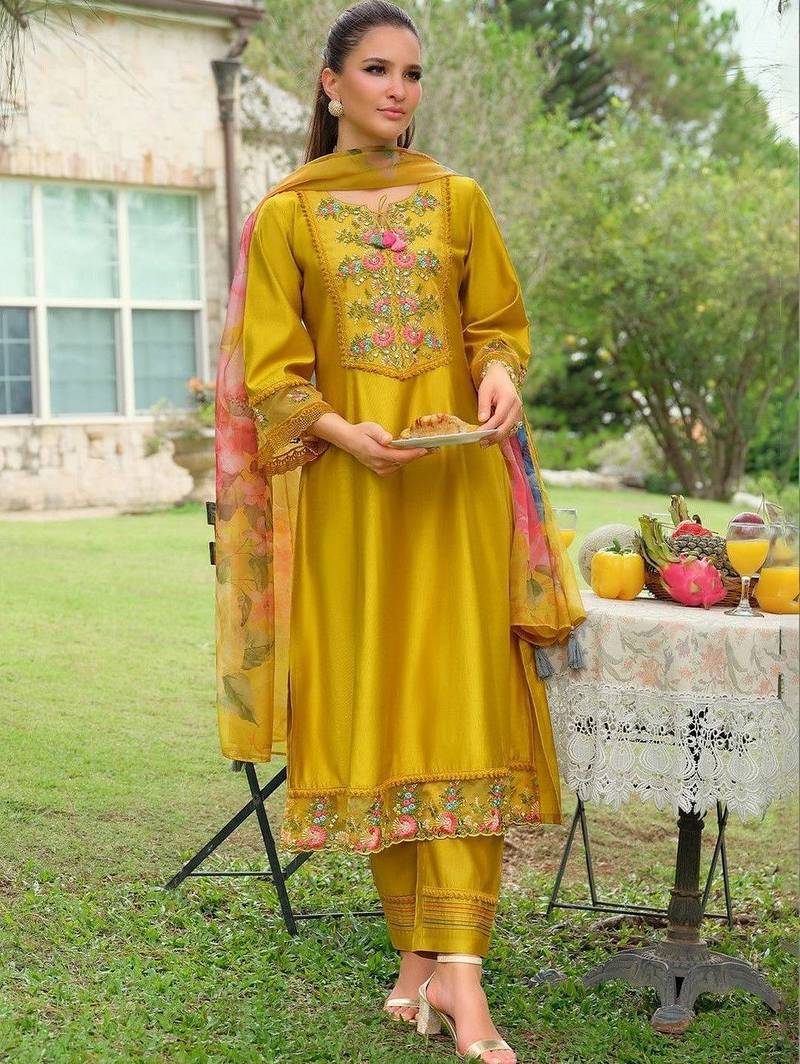 Women Floral Embroidered Regular Thread Work Kurta with Trousers & With Dupatta