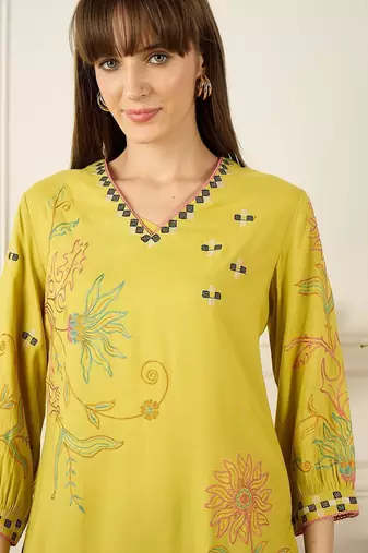 Women Ethnic Motifs Embroidered Regular Thread Work Kurta with Palazzos