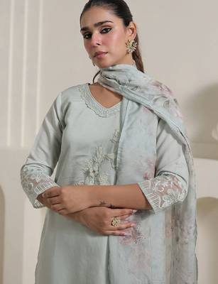 Women Floral Regular Thread Work Kurta with Trousers & With Dupatta 3
