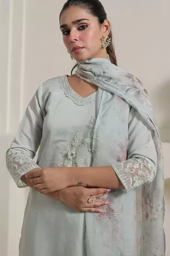 Women Floral Regular Thread Work Kurta with Trousers & With Dupatta