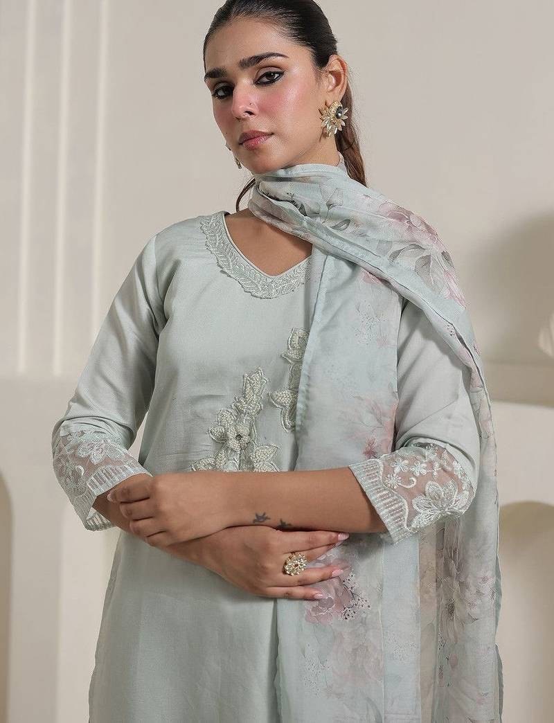 Women Floral Regular Thread Work Kurta with Trousers & With Dupatta