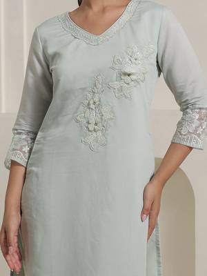 Women Floral Regular Thread Work Kurta with Trousers & With Dupatta 4