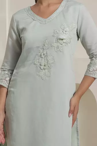 Women Floral Regular Thread Work Kurta with Trousers & With Dupatta
