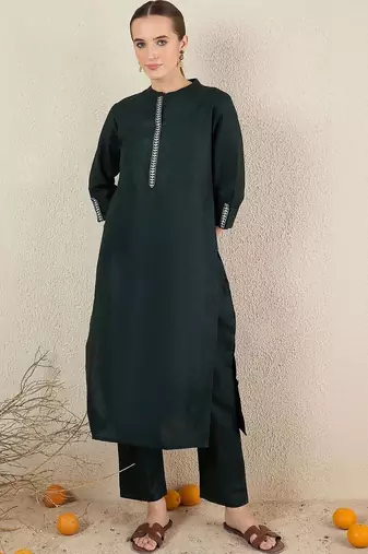 Women Floral Embroidered Regular Thread Work Kurta with Trousers & With Dupatta