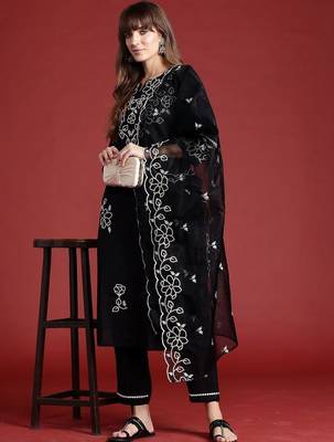 Women Floral Embroidered Regular Thread Work Kurta with Trousers & With Dupatta 1