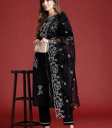Women Floral Embroidered Regular Thread Work Kurta with Trousers & With Dupatta