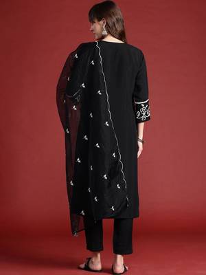 Women Floral Embroidered Regular Thread Work Kurta with Trousers & With Dupatta 4
