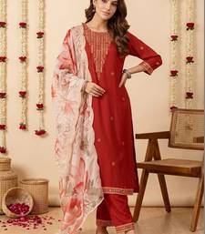 Women Floral Embroidered Regular Thread Work Kurta with Trousers & With Dupatta