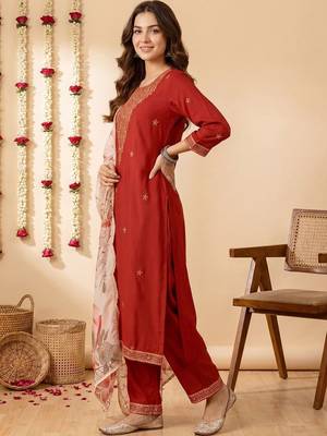 Women Floral Embroidered Regular Thread Work Kurta with Trousers & With Dupatta 4