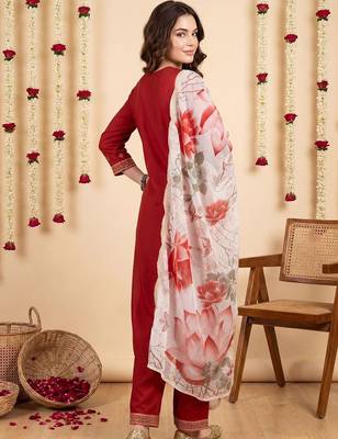 Women Floral Embroidered Regular Thread Work Kurta with Trousers & With Dupatta 6