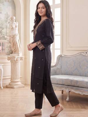 Women Ethnic Motifs Embroidered Regular Thread Work Liva Kurta with Trousers 3