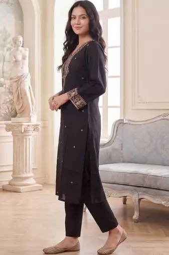 Women Ethnic Motifs Embroidered Regular Thread Work Liva Kurta with Trousers