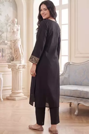Women Ethnic Motifs Embroidered Regular Thread Work Liva Kurta with Trousers