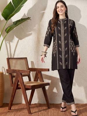 Women Ethnic Motifs Embroidered Regular Thread Work Kurta with Trousers 1