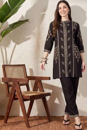 Women Ethnic Motifs Embroidered Regular Thread Work Kurta with Trousers