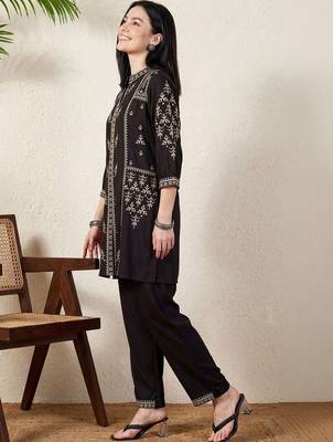 Women Ethnic Motifs Embroidered Regular Thread Work Kurta with Trousers 3