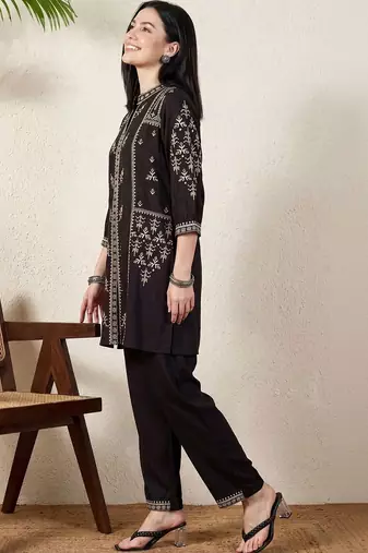 Women Ethnic Motifs Embroidered Regular Thread Work Kurta with Trousers