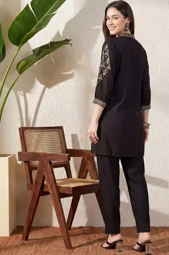 Women Ethnic Motifs Embroidered Regular Thread Work Kurta with Trousers