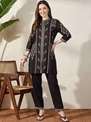 Women Ethnic Motifs Embroidered Regular Thread Work Kurta with Trousers 6