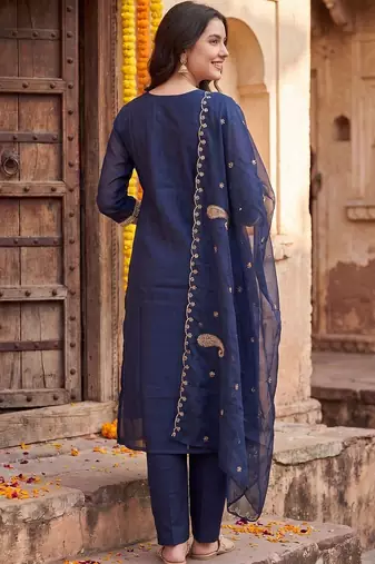 Women Ethnic Motifs Embroidered Regular Thread Work Kurta with Trousers & With Dupatta