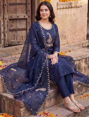 Women Ethnic Motifs Embroidered Regular Thread Work Kurta with Trousers & With Dupatta 5