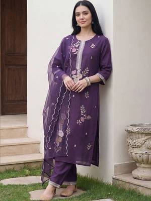 Women Floral Embroidered Regular Thread Work Kurta with Trousers & With Dupatta 1