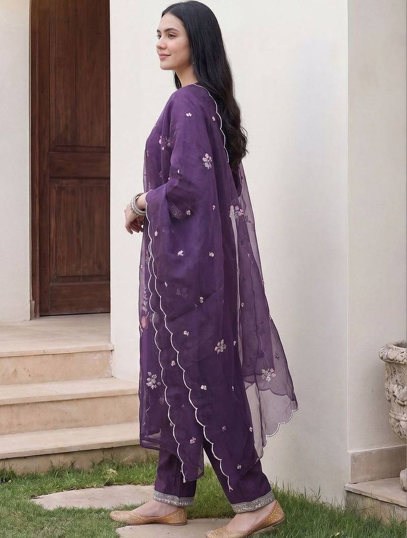 Women Floral Embroidered Regular Thread Work Kurta with Trousers & With Dupatta