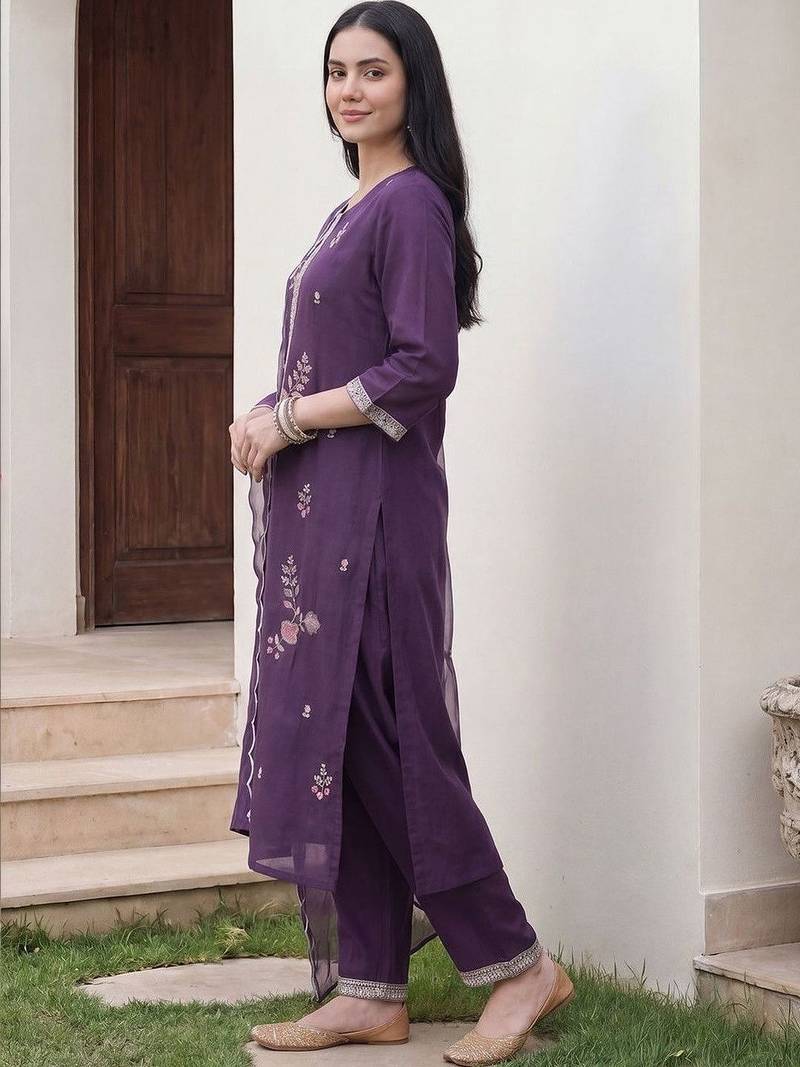 Women Floral Embroidered Regular Thread Work Kurta with Trousers & With Dupatta