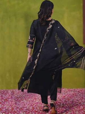 Women Floral Embroidered Regular Thread Work Kurta with Trousers & With Dupatta 3