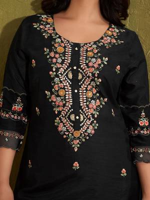 Women Floral Embroidered Regular Thread Work Kurta with Trousers & With Dupatta 4