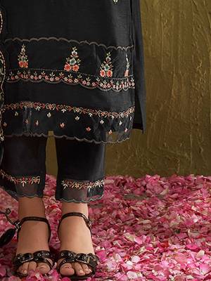 Women Floral Embroidered Regular Thread Work Kurta with Trousers & With Dupatta 6