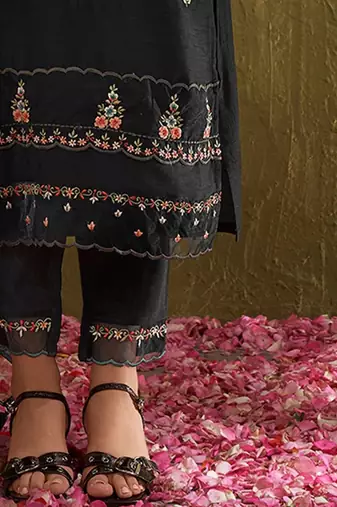 Women Floral Embroidered Regular Thread Work Kurta with Trousers & With Dupatta