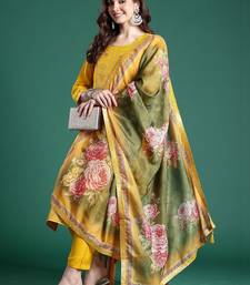 Women Floral Embroidered Regular Kurta with Trousers & With Dupatta